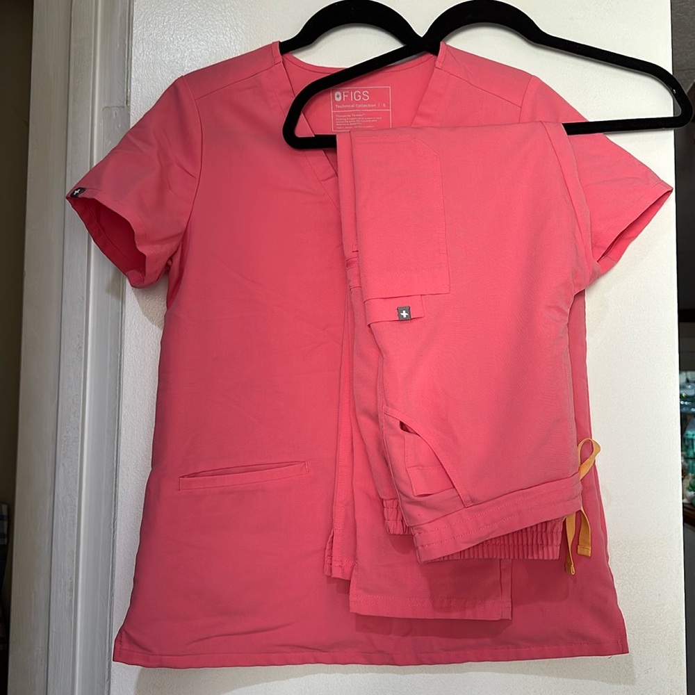 FIGS Women's Pink Scrub Set